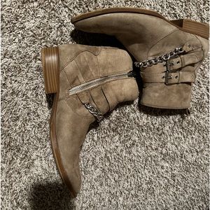 Men’s Tan suede boots with cowboy chain accents